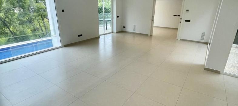 chalet-unifamiliar-lujosamente-renovado-en-zona-residencial-deseada