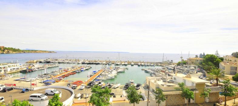 large-traditional-style-residence-overlooking-calanova-harbour