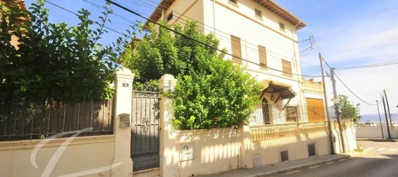 large-traditional-style-residence-overlooking-calanova-harbour