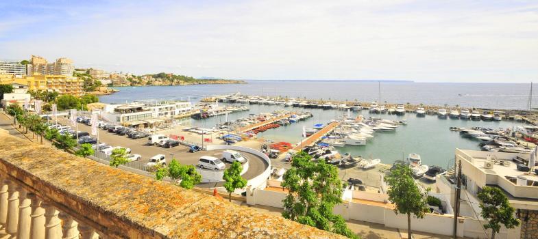 large-traditional-style-residence-overlooking-calanova-harbour