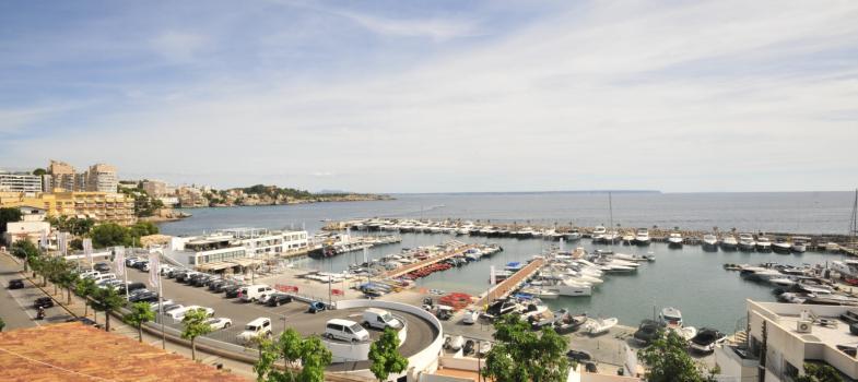 large-traditional-style-residence-overlooking-calanova-harbour