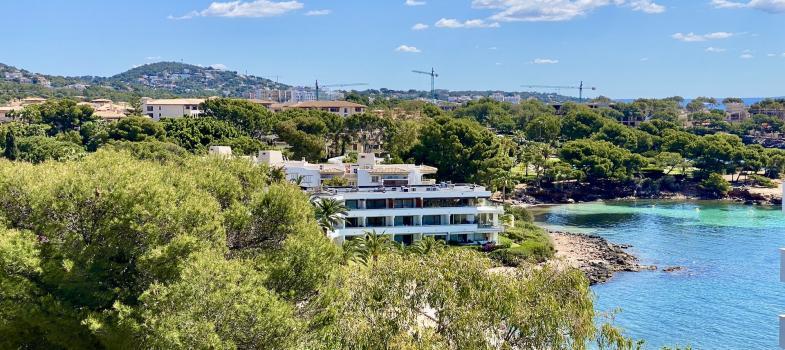 top-floor-frontline-apartment-with-sea-views